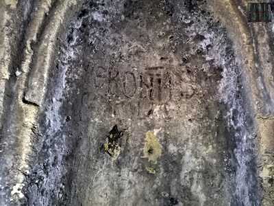 E, raggiungendo le nicchie di fondo dell�ambiente, possiamo trovare alcune tracce rimaste del glorioso passato della chiesa
